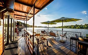 San Art Floating Hostel & Apartments